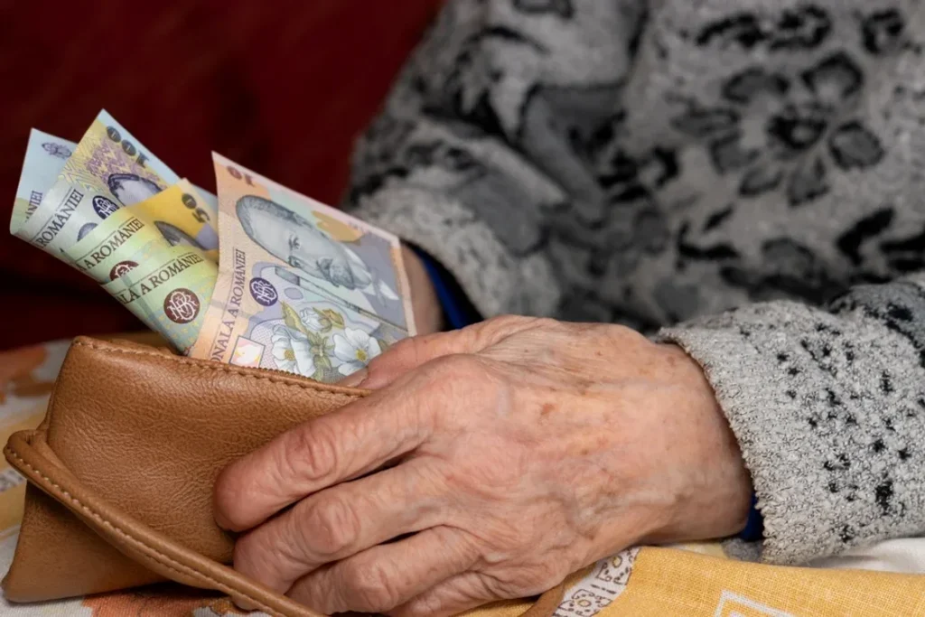 Ai două joburi și câștigi 8.500 de lei. Ce pensie poți primi după 35 de ani de muncă? 